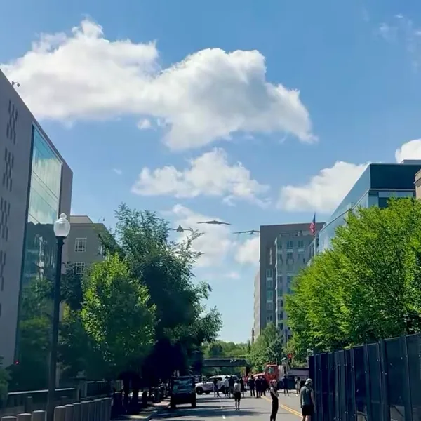 三型轰炸机编队飞越
