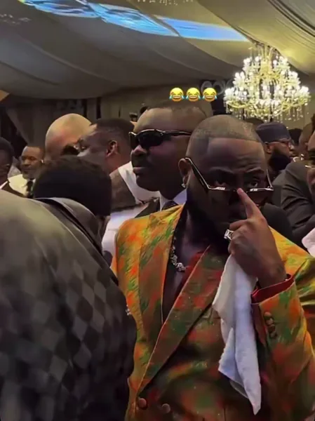 Davido 宴会擦眼反应